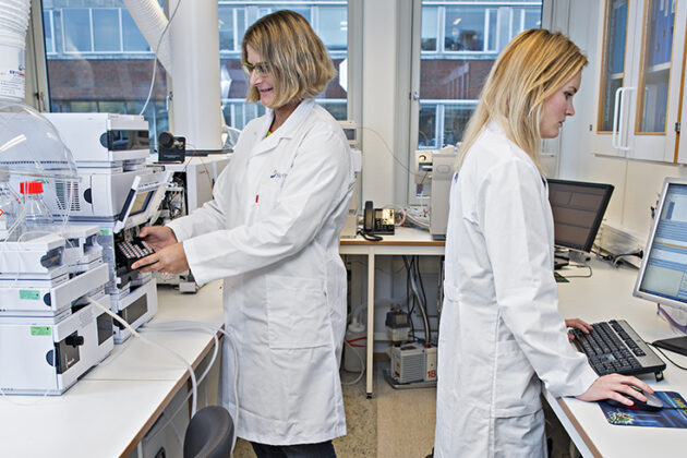 Gesine Schmidt and Silje Johansen conducting trials in the lab.