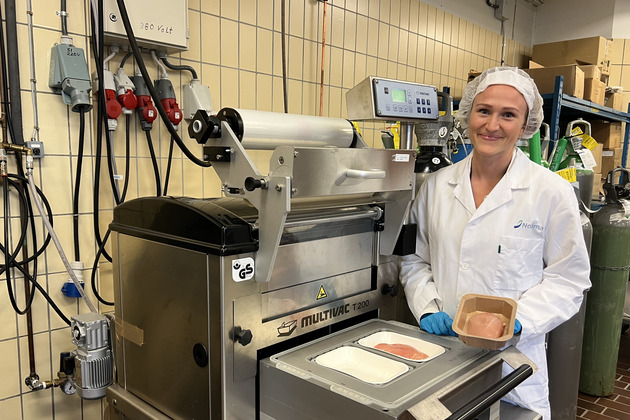 Agnete Jordhøy Lindstad has studied the packing of chicken fillets in cellulose-based trays with different coatings and the use of modified atmosphere packaging, using a tray sealer in the packaging hall at Nofima.